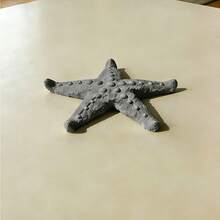 2 piezas Estante de secado con forma de estrella de mar creativa, alfombrilla de secado personalizada única adecuada para varios vasos, llena de la vibra del océano vacacional, diseño 3D hueco y texturizado que drena rápidamente el agua residual en el fondo del vaso, mantiene el mostrador seco y limpio - Gris + Marrón - Ver 3