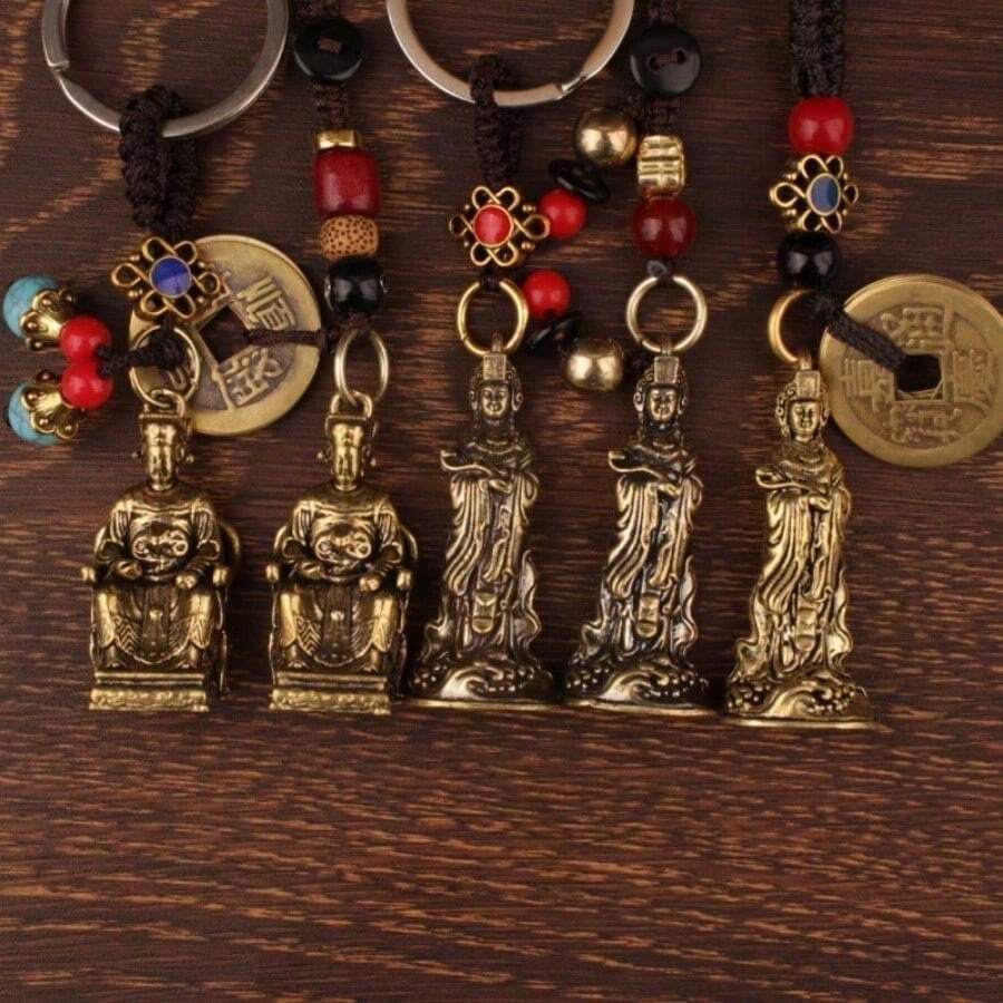 **Unique Brass Ruyi Mazu-Shaped Car Keychain Pendant**: Integrating And Retro Elements, This Exquisite Item Can Not Only Be Used As A Car Keychain, But Its Unique Design Also Makes It An Excellent Pendant Choice For Men's And Women's Bags. It Is Also A Charming Small Handicraft Ornament, Adding A Different Charm To Your Life. - 彩色 - 查看 1