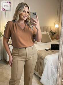 Blusa Feminina Social Plus Size Elegante Manga Curta Moderna Tecido Duna GG G1 G2 G3 Verão Trabalho - Marrom Caramelo - Visão 7