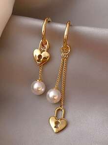 一对珍珠金心形锁扣耳环，采用修长脸型设计，不对称心形锁扣，珍珠流苏，适合女士日常佩戴。 - 不對稱珍珠耳環 - 查看 8