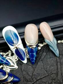这款巴洛克朋克摇滚Y2K哥特风镀铬美甲套装，包含10片长款亮面蓝色法式美甲贴片、手工3D花朵、波浪蓝渐变色、六边形纹理美甲装饰，适合性感酷女孩派对造型。 - 藍色 - 查看 8