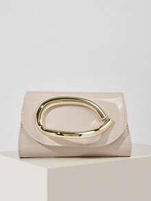 这款迷人的漆皮大容量晚宴手拿包，配有闪亮的链条肩带和时尚的翻盖设计，既是一款奢华的纯色婚礼派对手提包，也可作为女士链条单肩斜挎包使用。它适合少女、大学生、年轻职业女性和上班族女性，是派对、婚礼、晚宴和正式场合的完美之选，可与女士舞会礼服、派对配饰、亮片连衣裙、闪亮连衣裙和优雅连衣裙完美搭配。 - 杏色 - 查看 2