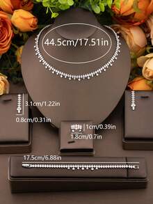 Bộ trang sức cao cấp, sang trọng đính đá Cubic Zirconia với thiết kế bắt mắt, bao gồm 1 đôi bông tai, 1 dây chuyền, 1 vòng tay, 1 nhẫn, thích hợp cho phụ nữ dự tiệc cưới hoặc các dịp lễ (Không kèm hộp quà). - Bạc - Xem 5