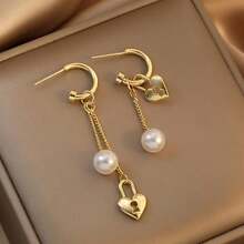 一对珍珠金心形锁扣耳环，采用修长脸型设计，不对称心形锁扣，珍珠流苏，适合女士日常佩戴。 - 不對稱珍珠耳環 - 查看 4
