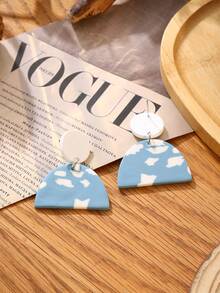 一对手工制作的夸张半圆形白色云朵图案软陶耳环，时尚独特，适合派对、外出和日常佩戴。 - 藍白色 - 查看 3