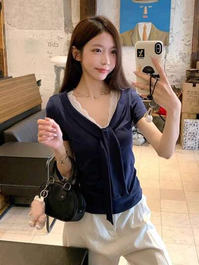 Áo thun ngắn tay cổ bẻ ren phối họa tiết, kiểu dáng trẻ trung, màu xanh hải quân.
