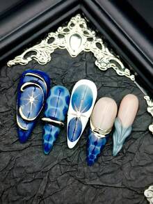 这款巴洛克朋克摇滚Y2K哥特风镀铬美甲套装，包含10片长款亮面蓝色法式美甲贴片、手工3D花朵、波浪蓝渐变色、六边形纹理美甲装饰，适合性感酷女孩派对造型。 - 藍色 - 查看 6