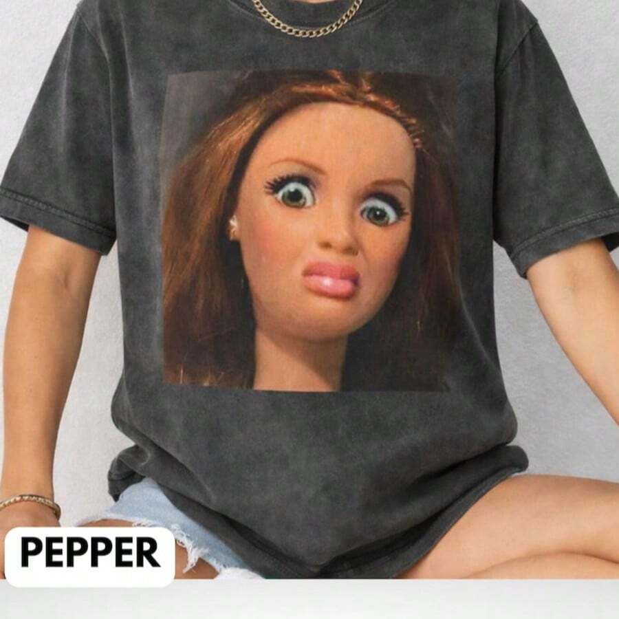 Funny Distressed Doll Face Meme T-Shirt, Gen Z Gag Gift, Sarcastic Face Meme Shirt, Cursed Meme Shir - màu đen - Xem 1