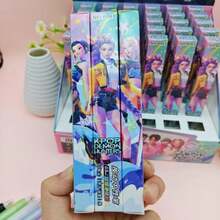 随机一款K-POP偶像图案圆珠笔套装，书写流畅，适合粉丝，时尚百搭，可用于日常记笔记、办公学习，也是K-POP周边产品。 - 彩色 - 查看 2