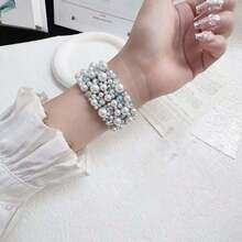 1条银色珍珠钻石弹性表带，时尚独特，男女通用，兼容38毫米至49毫米的苹果手表，是婚礼、度假、毕业典礼和开学季的完美礼物。