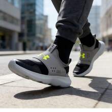Under Armour Tênis de corrida masculino, leve, respirável e com amortecimento, para corrida em asfalto, cinza e preto, com fechamento em , sem cadarço, ideal para caminhadas, treinos na academia e uso casual. RUNPLA - Cinza/Preto - Ver 2