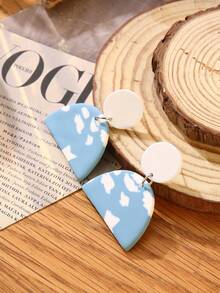 一对手工制作的夸张半圆形白色云朵图案软陶耳环，时尚独特，适合派对、外出和日常佩戴。 - 藍白色 - 查看 7