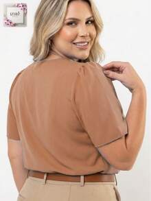 Blusa Feminina Social Plus Size Elegante Manga Curta Moderna Tecido Duna GG G1 G2 G3 Verão Trabalho - Marrom Caramelo - Visão 3