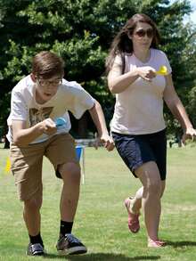 42件套户外草坪派对游戏套装,包含沙包投掷、土豆袋赛跑、鸡蛋勺子比赛等,适合儿童、成人、家庭、生日派对、聚会、运动会、复活节游戏等场合,品牌:Redllo - 彩色 - 查看 4