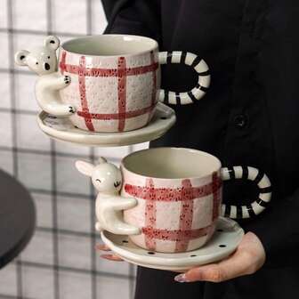 Juego de taza y platillo de café con diseño 3D de un koala abrazando, taza de cerámica con conejo pintado a mano, taza de café de cerámica con mariposa, tazas de pareja, taza con forma 3D, taza de agua creativa para mujeres, taza de arte, taza y platillo de café Yaobi