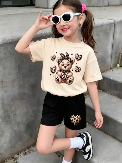 两件套休闲圆领T恤短裤套装，专为青少年女孩设计，采用豹纹、爱心和泰迪熊图案，适合春夏穿着，适合上学、运动、旅行、度假、聚会和其他场合。