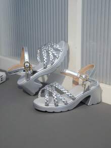 1双银色厚底女童凉鞋，亮面编织皮革鞋带设计，经典镂空搭扣装饰配水晶吊坠，简约圆头厚底防滑可爱沙滩凉鞋，适合3-15岁女孩，日常休闲、沙滩、度假、派对、春夏穿着。 - 銀色 - 查看 8