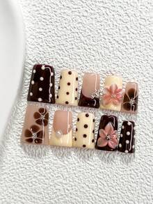 10件套日式软胶美甲套装，包含亚克力美甲贴纸、手工五瓣渐变粉色花朵美甲装饰、棕白波点图案、棕色五瓣花朵印花、米黄色指甲油、美甲工具（1个果冻贴纸+1个指甲锉）。提供三种形状：杏仁形、鸭嘴形、棺材形。适合日常、派对、春夏、拍照、办公等场合。手工按压式美甲。 - 彩色 - 查看 18
