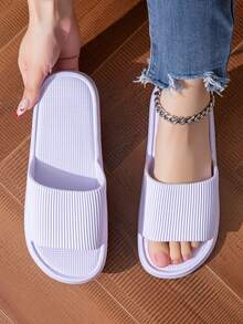 一双男女通用家居拖鞋,多种颜色可选,时尚百搭,舒适柔软的粉色条纹厚底防滑防臭EVA女士浴室拖鞋,适合浴室使用,是沐浴和洗脚的理想之选。这款拖鞋采用EVA材质,柔软舒适,速干,也可作为夏季拖鞋穿着。 - 多色 - 查看 4