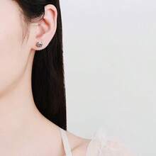 KAHOOT A Pair Of 925 Sterling Silver Four-Prong Round Moissanite Earrings, Classic, Simple, Elegant, Versatile, Stylish, And , High-Quality Men's And Women's Earrings With A Unique And Handsome Style, Suitable For Everyday Wear, Dates, Commutes, Weddings, Banquets, Parties, And Gatherings. - Gold - View 5