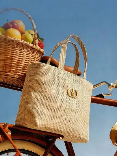 Dior 女士手提包，圣诞系列，迪奥金色Logo托特包，质感高级，容量大，适合日常通勤、购物和节日礼物。