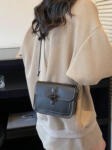 Bolso de hombro cuadrado acolchado de unicolor clásico para mujer, con solapa de lana, bolsa organizadora de lápiz labial retro de cuero PU, billetera cuadrada con correa ajustable, bolso para uso al aire libre - Negro - Ver 8