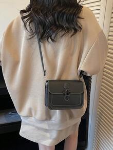 Bolso de hombro cuadrado acolchado de unicolor clásico para mujer, con solapa de lana, bolsa organizadora de lápiz labial retro de cuero PU, billetera cuadrada con correa ajustable, bolso para uso al aire libre - Negro - Ver 7