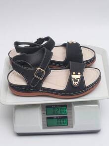 大码女鞋（35-45码）夏季新款休闲时尚凉鞋，个性化欧美风格，蓝色、黑色、棕色、粉色可选，露趾沙滩日常穿着坡跟凉鞋 - 黑色磨砂面-三角金屬扣 - 查看 9