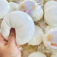 这款优质圆形酸奶蛋糕慢回弹挤压玩具，质地绵密柔软顺滑，完美还原酸奶蛋糕的圆形。其灵活的慢回弹设计，可随意揉捏按压，有效舒缓烦躁情绪，缓解日常压力。简约优雅的外观和细腻的触感，使其经久耐玩，既可作为简约的桌面摆件，每日舒缓身心，也是节日馈赠的贴心好礼。 - 彩色 - 查看 6