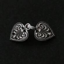 4-Piece Vintage Zinc Alloy Swivel Clasp Set: Elegant Shawl Collar Clip, Cardigan Fastener, Shirt Clip, Coat & Scarf Clip. Available In Antique Silver / Antique Bronze / Gold / Iridescent. A Refined Gift For Both Men And Women, Suitable For Diverse Occasions: Daily Commutes, Office Meetings, Business Trips, Dates And Dinners, Wedding Banquets, Parties, Travel Outfits, And Holiday Styling. - 4件套 - 查看 3