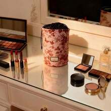 Gucci 女士粉色化妆包/洗漱包/束口包，缎面褶皱设计，时尚旅行化妆品收纳袋，可装护肤品、口红、化妆刷等日常美容必需品，便携式洗漱整理包，复古植物印花化妆包，是送给女性和女孩的理想礼物，适合日常通勤和旅行使用。 - 紅色 - 查看 1