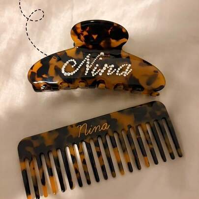 مجموعة إكسسوارات شعر مخصصة مزينة بالراين ستون محفورة بالليزر قطعتين/مجموعة، مشبك شعر مطبوع بنمط النمر مع اسم شخصي، مشط شعر، مجموعة مشط شعر واكسسوار شعر مخصص بالاسم للنساء، مجموعة إكسسوارات شعر مخصصة هدية فريدة لحفل زفاف وصديقات العروس