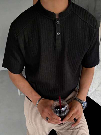 1 chiếc áo thun nam tay ngắn cổ polo chất liệu vải dệt họa tiết, kiểu dáng tối giản thường ngày, vẻ ngoài cổ điển nhẹ nhàng, phù hợp cho đi làm, hoạt động ngoài trời và thể thao.