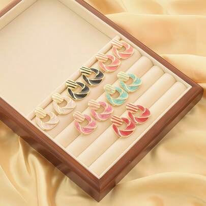 1只不锈钢耳环，时尚、优雅、可爱、简约设计，适合女性日常佩戴，是送给朋友、姐妹、女友的绝佳礼物。