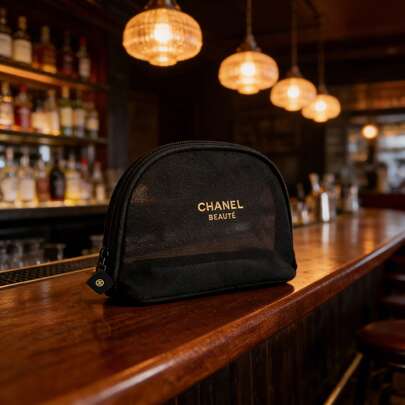 CHANEL 黑色网状半月形化妆包，透明面料，黑色饰边，金色logo印花，品牌拉链封口，便携式化妆品及洗漱用品收纳包，适合日常使用、旅行及送礼，优雅美妆小包