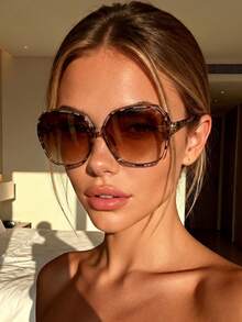 Visivana unissex quadrados com estampa de leopardo e lentes degradê, personalizados e estilosos. Ideais para o dia a dia, festas rave, festivais de música, fotografia de rua, looks de fim de semana e passeios em família. Combinam com todos os formatos de rosto e são perfeitos para a volta às aulas, estilo universitário e universitário. - Folhas de chá duplas emolduradas por casco de tartaruga branca - Ver 2