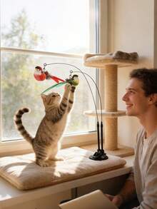 这款互动猫玩具带有吸盘和可拆卸杆,适合猫咪进行狩猎锻炼、室内玩耍和互动,可以悬挂在墙壁或天花板上,配有铃铛和可拆卸的羽毛鸟造型,是送给猫主人的完美礼物。 - 彩色 - 查看 4