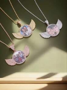 Collar con colgante de foto personalizado con alas de ángel de strass, collar con foto personalizada, colgante de foto estilo hip-hop, colgante de foto redondo personalizado y cubierto de hielo - Multicolor - Ver 4