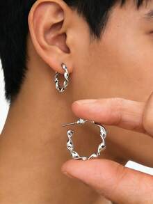 一对简约设计合金扭纹波浪C形男士耳环，适合日常佩戴和通勤。 - 銀色 - 查看 1