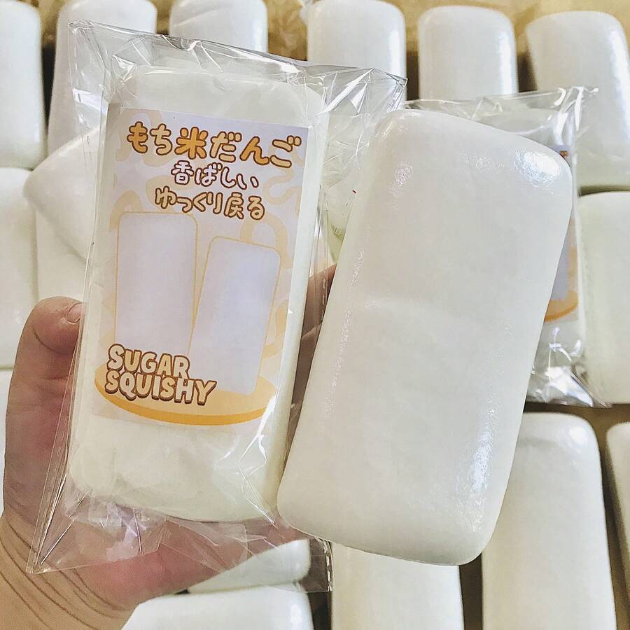 1个2026新款麻糬慢回弹减压捏捏乐玩具，逼真食物造型，中号麻糬捏捏乐指尖玩具，适合生日、圣诞节、万圣节礼物，完美之选