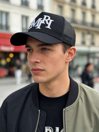 1顶黑色字母刺绣涤纶装饰棒球帽，适合街头、休闲、购物、旅行、日常穿着，可调节。