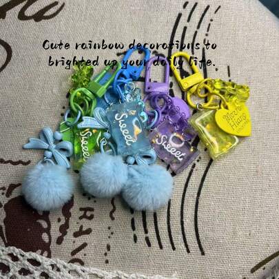 Las bolas de peluche de colores tipo macarrón y las decoraciones colgantes brillantes se cruzan ingeniosamente, adornadas con pajaritas juguetones y adornos colgantes transparentes "dulces". Cada uno irradia un sentido de curación para los corazones jóvenes. Ya sea que se utilicen para decorar bolsos, llaves o maletas, agregan instantáneamente un toque de vitalidad y dulzura, convirtiéndose en el adorable punto focal de los atuendos cotidianos y iluminando tu dulzura personal.