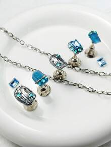 10片复古宫廷风美甲贴纸套装，包含红色、浅蓝色、白色、棕色、金色和闪光款式，饰有3D手工海星、贝壳装饰、波浪纹、3D立体花卉雕刻和银链元素，适合派对妆容和日常佩戴。套装包含免费美甲凝胶贴纸和指甲锉。美甲用品 - 霧霾藍 - 查看 6