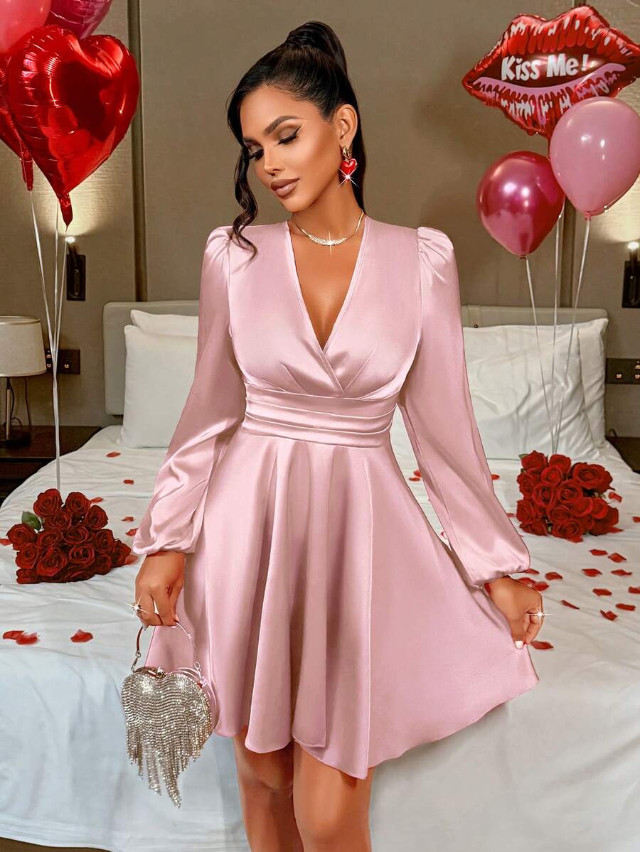 AIJ 这款优雅的纯色V领修身A字缎面亮面迷你裙，配以泡泡袖，是春秋季的完美之选。适合派对、日常通勤、圣诞节、新年、情人节等各种场合。粉色 - 粉色 - 查看 1