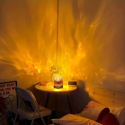 1 stuk driekleurige golvende kristallen lamp projector nachtlampje, geschikt voor huisdecoratie. Met aanraakbediening, creëert een prachtige sfeer, ook een geweldig cadeau voor de feestdagen.