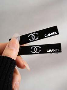 CHANEL 一套2个水晶装饰发夹，黑色或银色，附赠礼盒