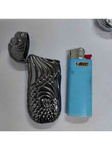 1 pieza Funda de encendedor con diseño de dragón de moda, diseño occidental moderno, artesanía de alta calidad, apariencia única, carcasa protectora resistente a los arañazos, caja de encendedor Merlion, funda de encendedor, adecuada para encendedor BIC J5 de tamaño completo - Caja de encendedor de metal a prueba de explosiones de moda y duradera, cierre a presión, compacta y ligera, diseño antideslizante, a prueba de explosiones, a prueba de viento, simple, retro y duradera, mejora tus accesorios diarios - Multicolor - View 9