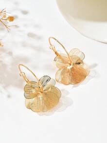 2pcs Charming Gold Plated Hollow Floral Hoop Earrings, Elegant Gold Flower Stud Earrings, Suitable For Bridesmaids Wear, Daily Wear, Valentine's Day Gift, Beach Holiday Accessory - Yellow Gold - View 4