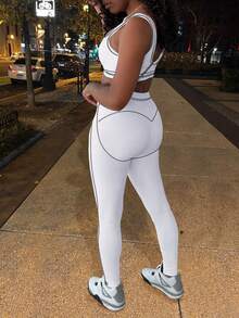 Bộ đồ thể thao nữ gồm áo tank top ngắn và quần legging phối màu tương phản, thích hợp cho tập luyện và thể dục. - trắng - Xem 4