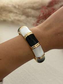 1件宽版锤纹多色竹结合金手镯，适合女性日常通勤、朋友聚会、浪漫节日、街头摄影、时装秀等场合佩戴（手镯的纹理和颜色可能与实物略有不同）。 - 彩色 - 查看 11